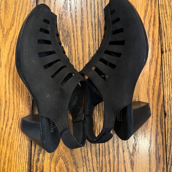 MUNRO AMERICAN WOMENS BLACK ABBY SANDALS ADJUSTABLE HEEL STEAP AND RUBBER SOLE - Picture 4 of 10